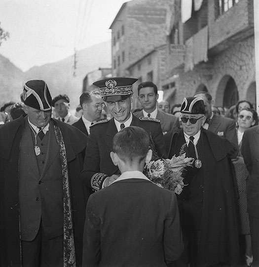 El síndic Francesc Cairat (dreta) i el subsíndic Roc Rossell (esquerra) acompanyant el delegat permanent del copríncep francès, Maurice Justin, de visita oficial a Andorra el16 de juliol del 1952. Autor: Jean Ribière. FJR-0394 (ANA).